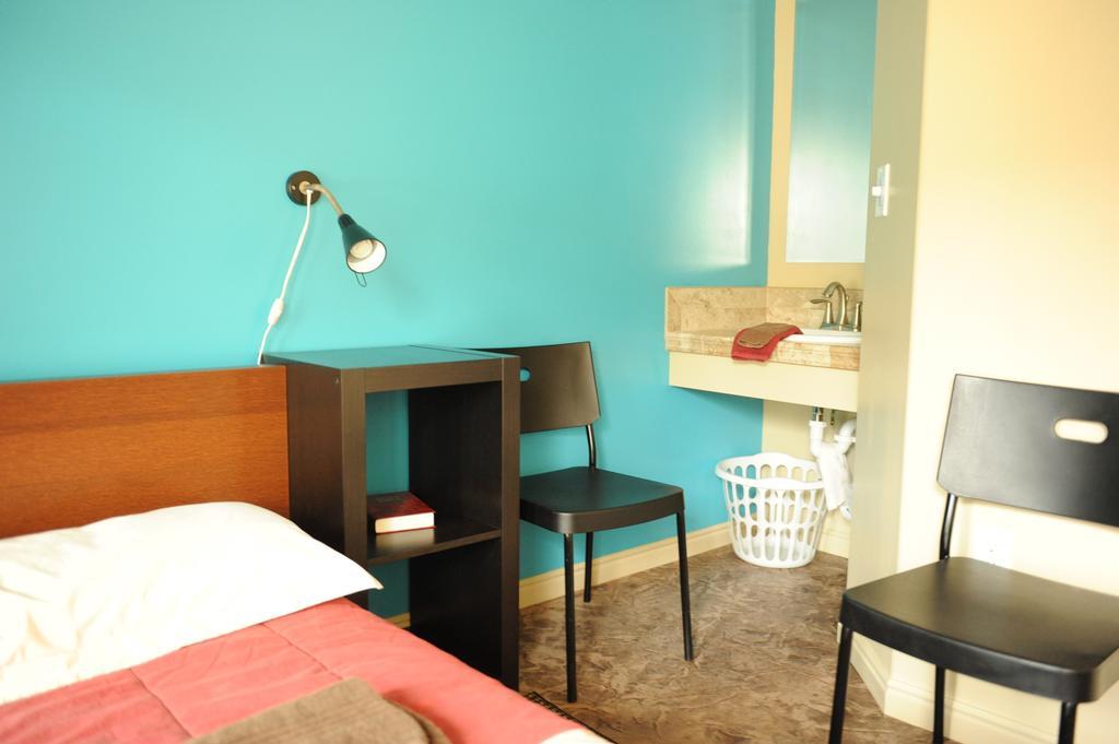 Camelot Inn At Honeyville Room photo