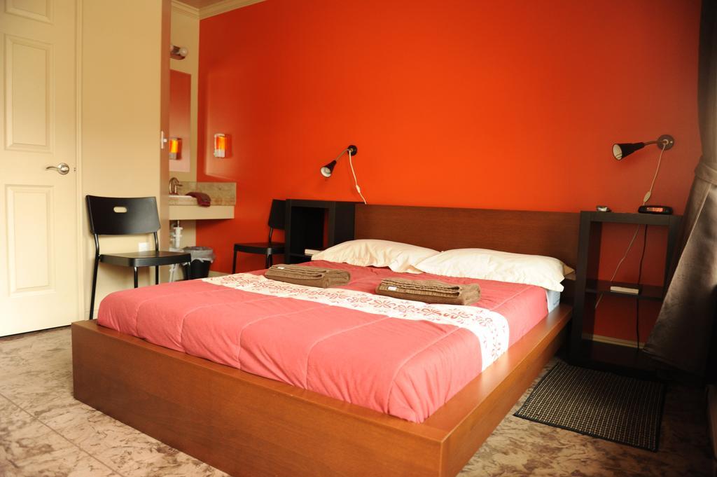 Camelot Inn At Honeyville Room photo