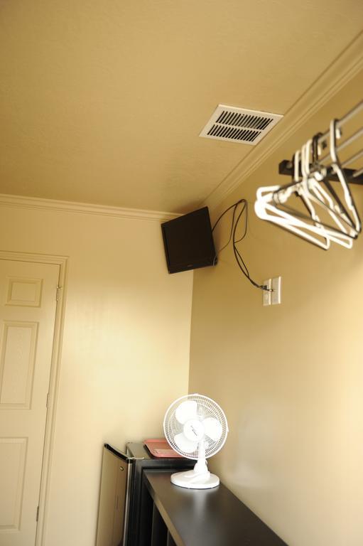 Camelot Inn At Honeyville Room photo