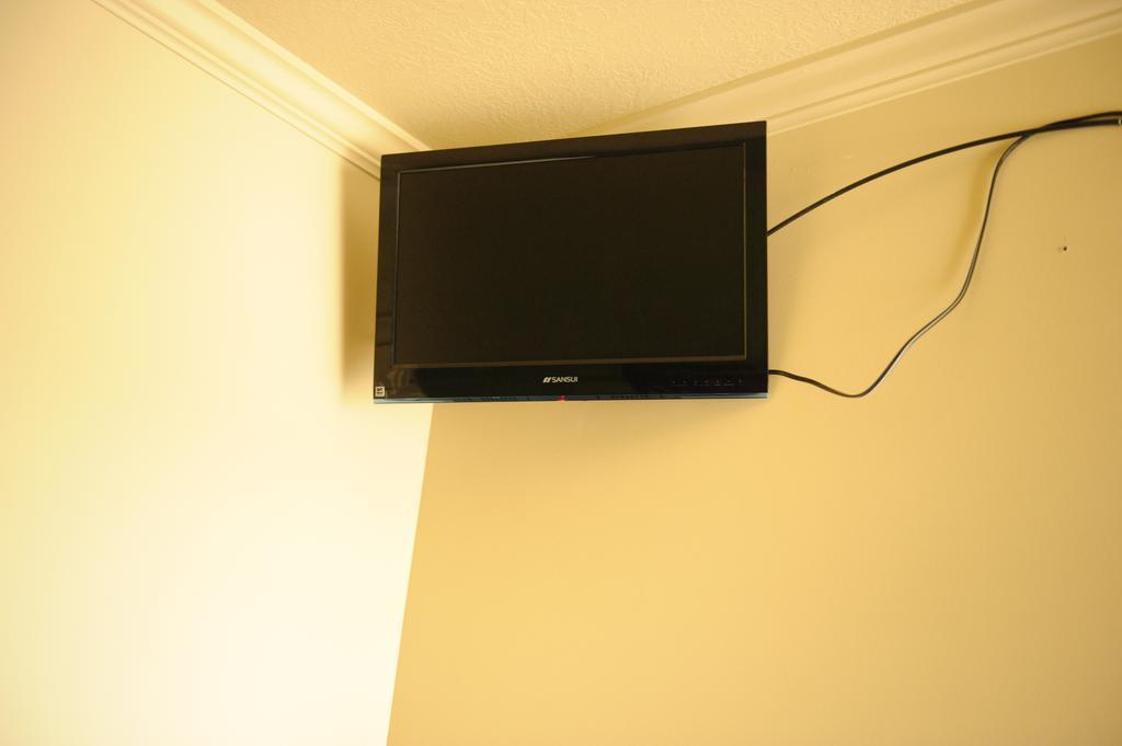 Camelot Inn At Honeyville Room photo