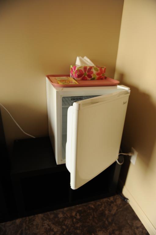 Camelot Inn At Honeyville Room photo