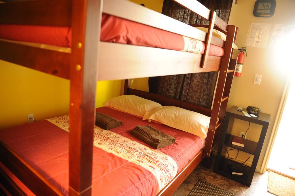 Camelot Inn At Honeyville Room photo