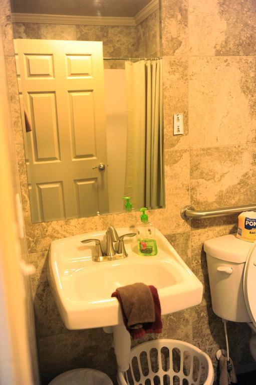 Camelot Inn At Honeyville Room photo