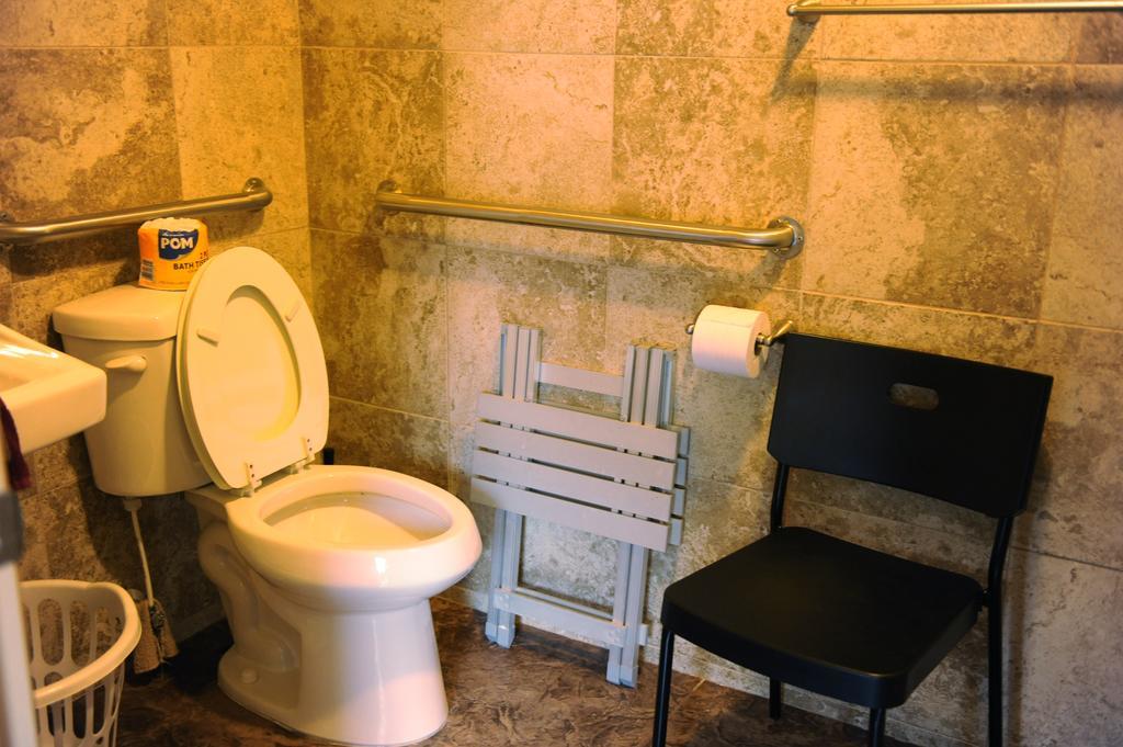 Camelot Inn At Honeyville Room photo