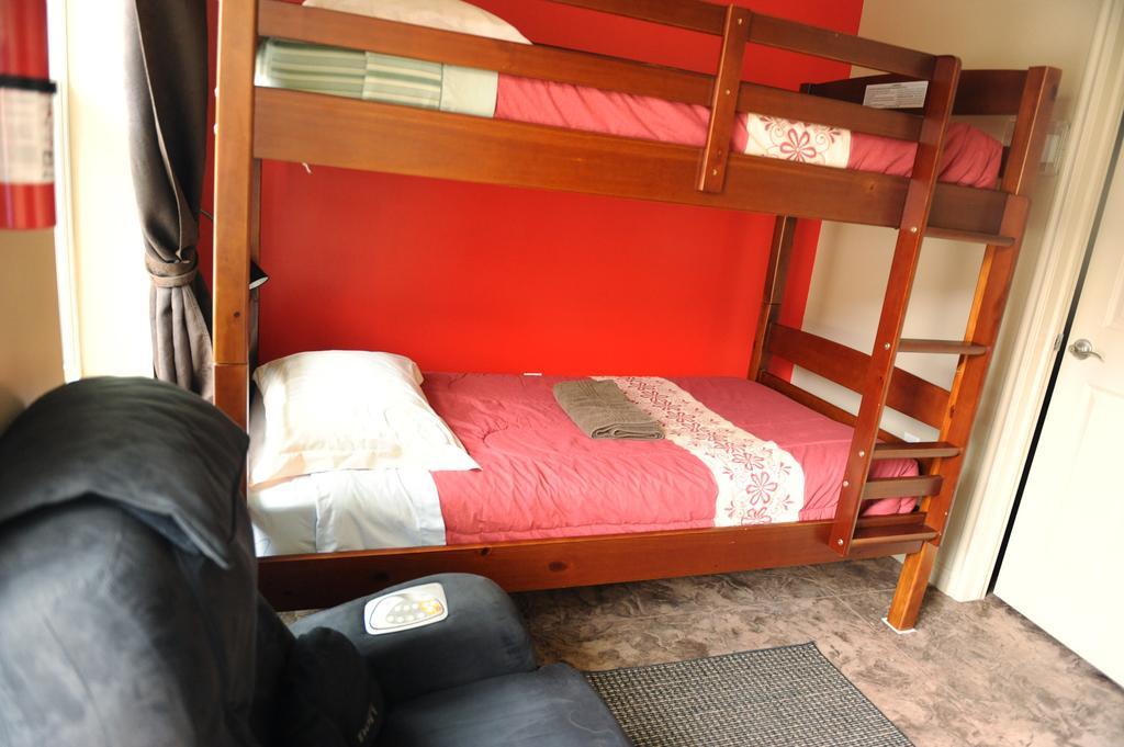 Camelot Inn At Honeyville Room photo