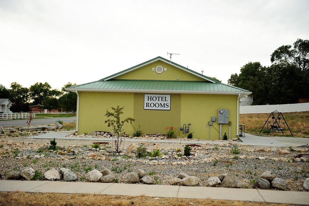 Camelot Inn At Honeyville Exterior photo