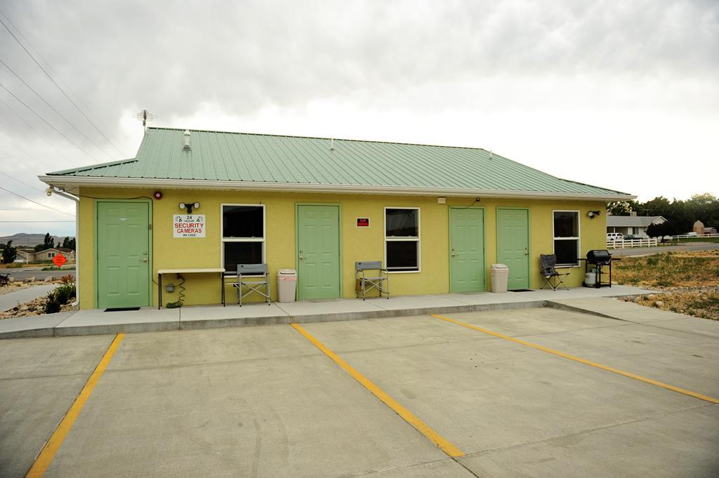 Camelot Inn At Honeyville Exterior photo