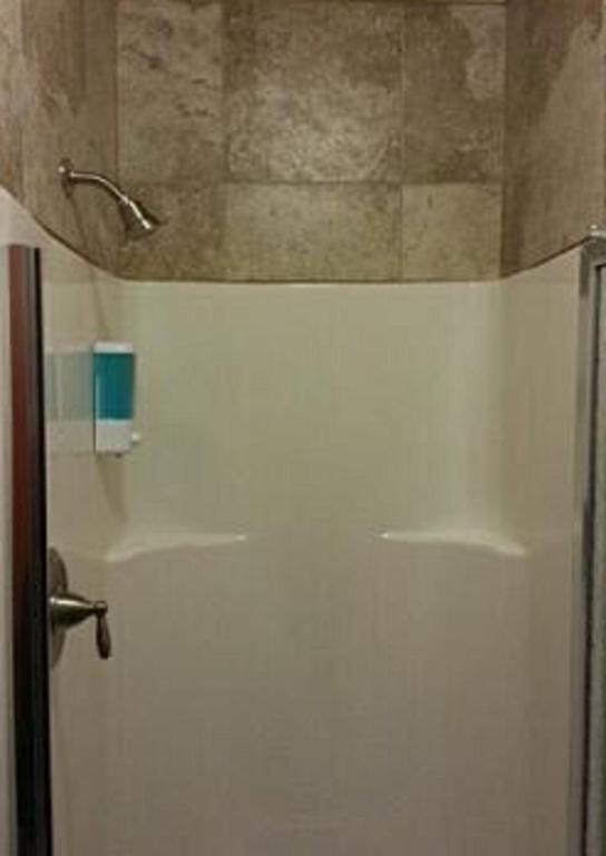 Camelot Inn At Honeyville Room photo
